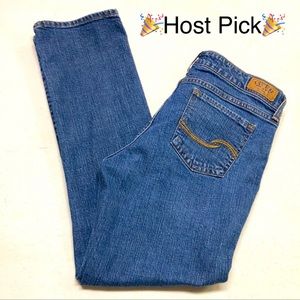 HP!! Levi’s Mid Rise Straight Jeans